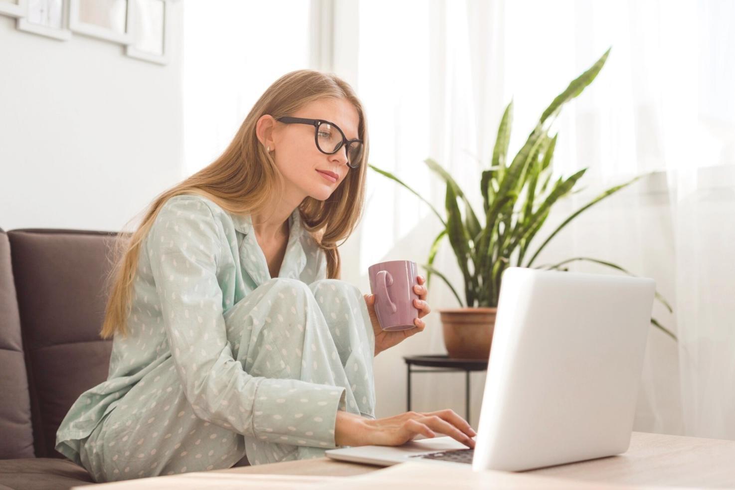 Equipo de trabajo colaborando en análisis financiero